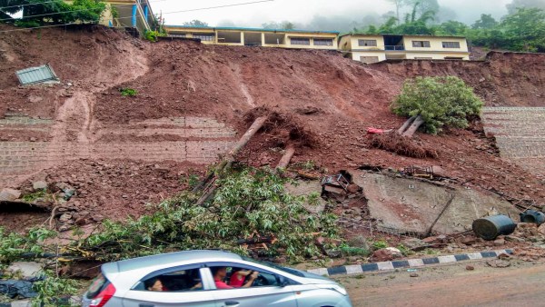 হিমাচলে ভূমিধসের জেরে ভাঙছে বাড়িঘর, ভাইরাল ভিডিও হিমাচলে ভূমিধসের জেরে ভাঙছে বাড়িঘর, ভাইরাল ভিডিও