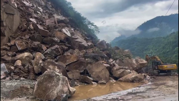লাল সতর্কতায় আতঙ্কপুরী হিমাচল-উত্তরাখণ্ড