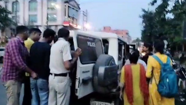 Honey Trap: শ্যামনগরে মধুচক্রের আড়ালে নারী পাচারের চেষ্টা? Honey Trap: শ্যামনগরে মধুচক্রের আড়ালে নারী পাচারের চেষ্টা?