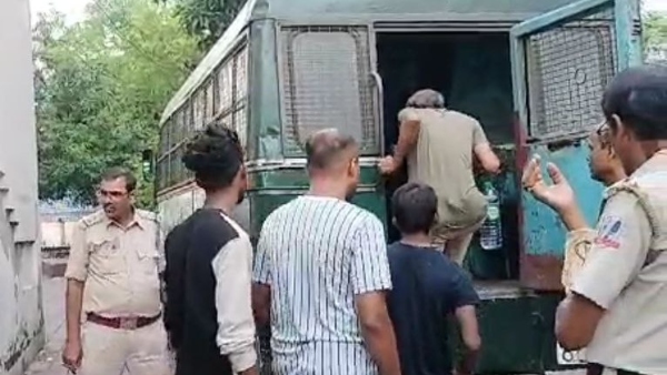 Honey Trap: শ্যামনগরে মধুচক্রের আড়ালে নারী পাচারের চেষ্টা? Honey Trap: শ্যামনগরে মধুচক্রের আড়ালে নারী পাচারের চেষ্টা?