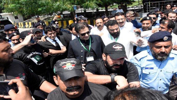 পাকিস্তানের তোষাখানা থেকে কী কী নিয়েছিলেন ইমরান