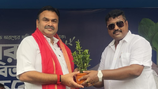 ডনকে তৃণমূল কর্মী বলছেন বিধায়ক, সাংসদের চোখে দুষ্কৃতী ডনকে তৃণমূল কর্মী বলছেন বিধায়ক, সাংসদের চোখে দুষ্কৃতী