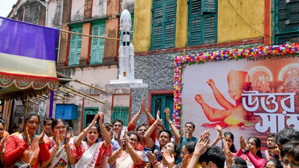 Khuti Puja: পুজোয় অঙ্কুশকে নিয়ে কোথায় ভোগ খাবেন ঐন্দ্রিলা?