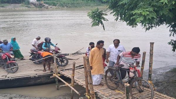 কুলিয়ায় নদীতে ভেঙেছে বাঁশের সাঁকো