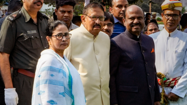 রাজ্যপালকে আক্রমণ মমতা বন্দ্যোপাধ্যায়ের রাজ্যপালকে আক্রমণ মমতা বন্দ্যোপাধ্যায়ের