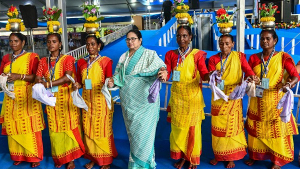 Khela Hobe: মমতা-ইন্দ্রনীলের খেলা হবে গান জনপ্রিয়তায় হারাবে দেবাংশুকে? 