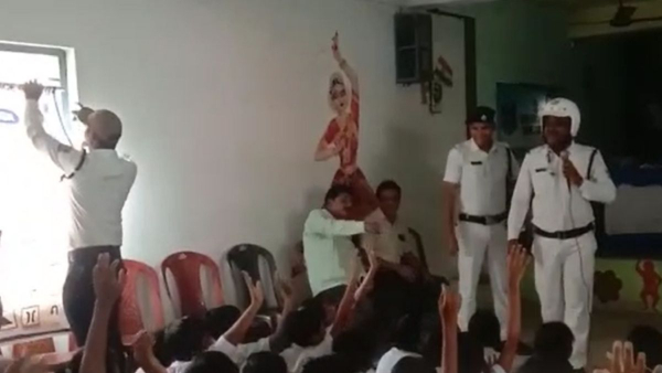 ট্রাফিক আইন শেখাতে সোজা স্কুলে হাজির ট্রাফিক পুলিশের