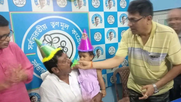 তৃণমূলের পার্টি অফিসে বিধায়কের জন্মদিন পালন পূর্বস্থলীর আইসি-র,
