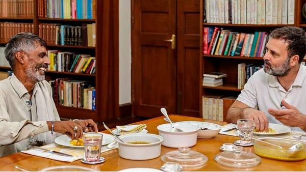 ভাইরাল ছবিতে কার সঙ্গে এক টেবিলে রাহুল? ভাইরাল ছবিতে কার সঙ্গে এক টেবিলে রাহুল?