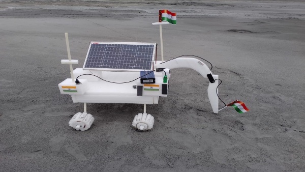 উল্লেখ্য, ইসরোর মহাকাশ উৎক্ষেপণ কেন্দ্র থেকে চন্দ্রযান ৩ পাড়ি দেবার পর চন্দ্রযান ৩-এর ক্লোন বানিয়েছিলেন এই যুবক। যে মডেলটিকে আকাশে ৪০ ফুট পর্যন্ত উড়িয়েছিলেন তিনি। সেই সময় ভারতের মহাকাশ গবেষণা কেন্দ্রের বিজ্ঞানীদের পরিশ্রমকে শ্রদ্ধা জানাতে এমন উদ্যোগ নিয়েছিলেন ছোটন।