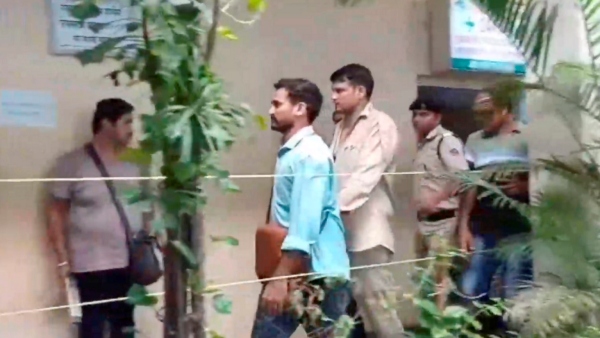 মুম্বইগামী ট্রেনে হামলা