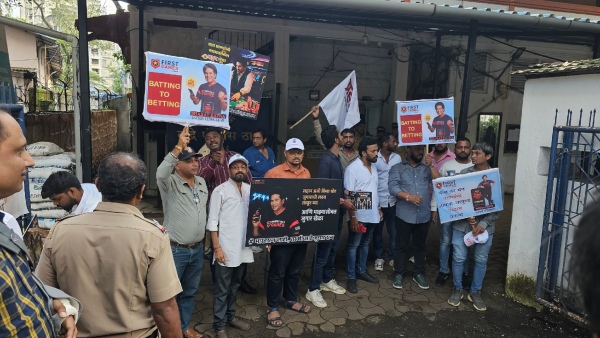 সচিনের বাড়ির সামনে তুমুল বিক্ষোভ শাসক জোটের বিধায়কের