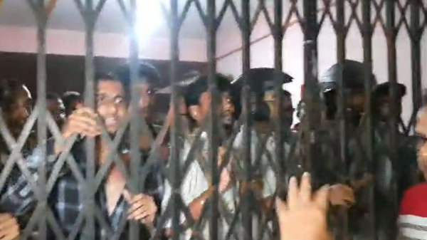 SFI এবং তৃণমূল ছাত্র পরিষদের নেতা-কর্মীদের মধ্যে ব্যাপক সংঘর্ষ,