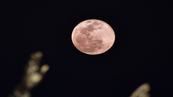 সুপারমুন মুম্বইয়ের আকাশে