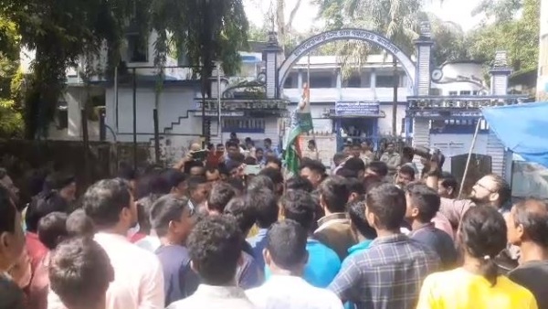 অন্তর্দ্বন্দ্বে পঞ্চায়েতের বোর্ড গঠনে বিপাকে তৃণমূল