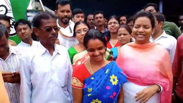 ফুলবদল অব্যাহত বাঁকুড়ায় ফুলবদল অব্যাহত বাঁকুড়ায়