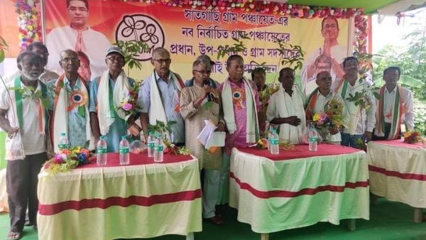 TMC Felicitates Police: পঞ্চায়েতে দলের জয়ীদের সঙ্গে তৃণমূলের সংবর্ধনা পুলিশকে!