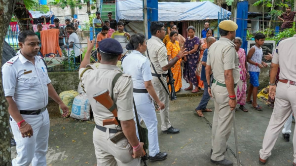 প্রতিবুথের নিরাপত্তায় চারজন সেন্ট্রাল ফোর্স প্রতিবুথের নিরাপত্তায় চারজন সেন্ট্রাল ফোর্স