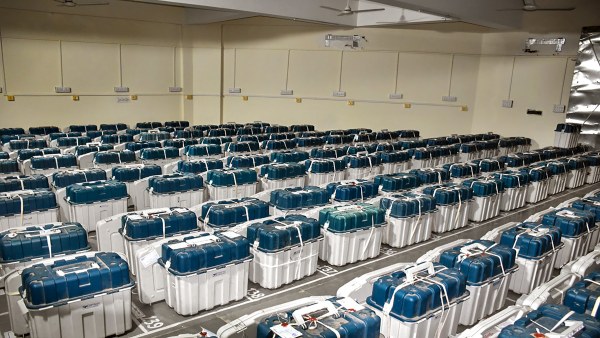 স্ট্রংরুমে ইভিএম