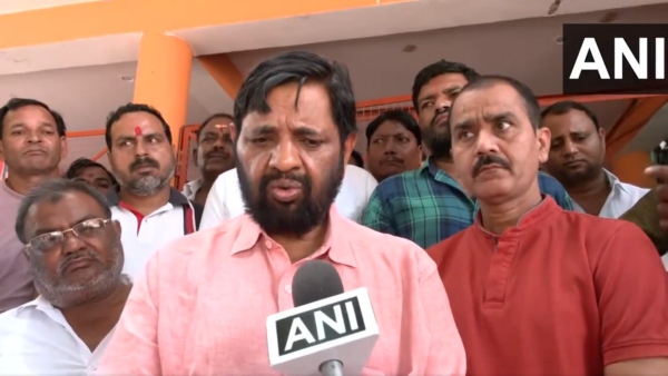 Shoot Out at Union Minister house Shoot Out at Union Minister house