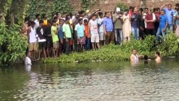 তলিয়ে যাচ্ছেন যুবক, জলে ঝাঁপ ওসির