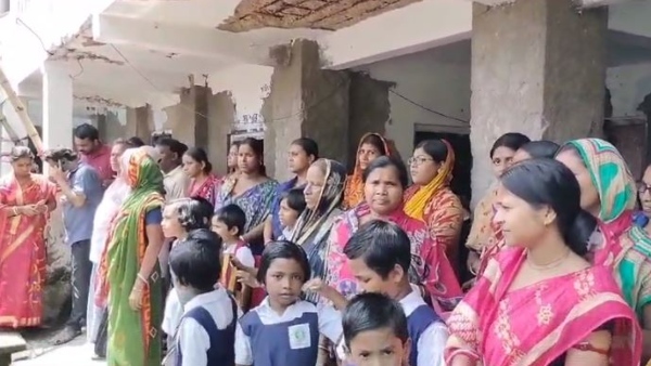 স্কুলের পরিকাঠামো নিয়ে আতঙ্ক! গেটে তালা অভিভাবকদের স্কুলের পরিকাঠামো নিয়ে আতঙ্ক! গেটে তালা অভিভাবকদের