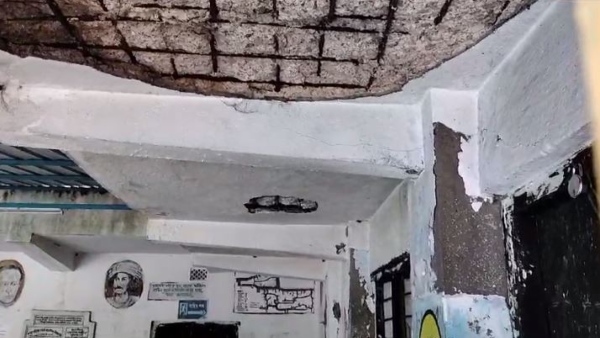 স্কুলের পরিকাঠামো নিয়ে আতঙ্ক! গেটে তালা অভিভাবকদের স্কুলের পরিকাঠামো নিয়ে আতঙ্ক! গেটে তালা অভিভাবকদের