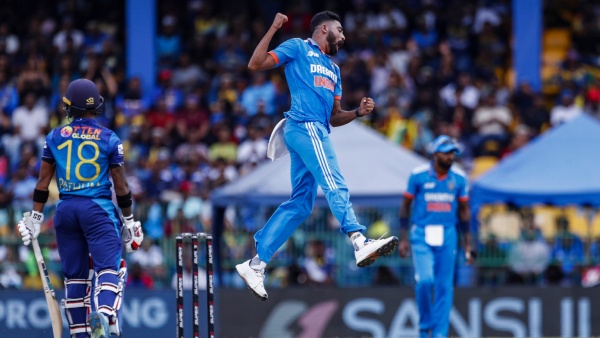 Asia Cup 2023: মহম্মদ সিরাজ মাঠকর্মীদের দান করে দিলেন পুরস্কারের অর্থ Asia Cup 2023: মহম্মদ সিরাজ মাঠকর্মীদের দান করে দিলেন পুরস্কারের অর্থ