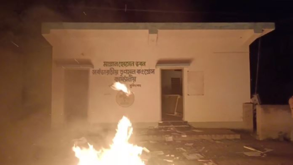 থানায় তাণ্ডব চালানোর পর আগুন তৃণমূলের কার্যালয়ে