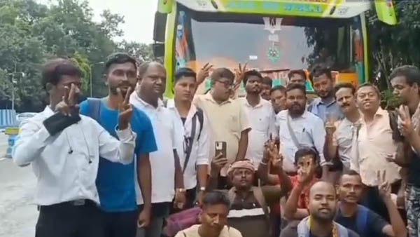 দীর্ঘ ১৬০০ কিমি পথ পাড়ি জমিয়ে দিল্লি, ৫০ টি বাসে তৃণমূল কর্মীরা রওনা হলেন দীর্ঘ ১৬০০ কিমি পথ পাড়ি জমিয়ে দিল্লি, ৫০ টি বাসে তৃণমূল কর্মীরা রওনা হলেন