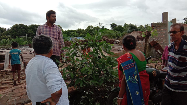 গঙ্গায় মিনি টর্নেডো? ক্ষণিকের তাণ্ডবে উড়ল চাল, নষ্ট মাঠের ফসল, আতঙ্ক স্থানীয়দের 