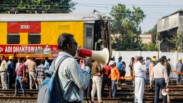 লাইনচ্যুত কল্যাণী মাঝেরহাট লোকাল