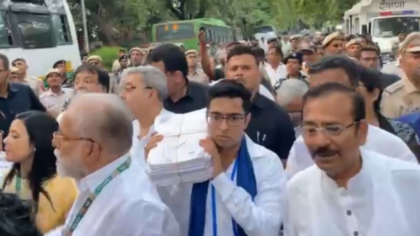 ৫০ লক্ষ চিঠি নিয়ে কেন্দ্রীয় মন্ত্রীর দরবারে অভিষেক বন্দ্যোপাধ্যায় ৫০ লক্ষ চিঠি নিয়ে কেন্দ্রীয় মন্ত্রীর দরবারে অভিষেক বন্দ্যোপাধ্যায়