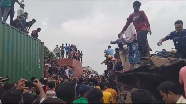 বাংলাদেশে রেল দুর্ঘটনায় আরও বাড়ল হতাহতের সংখ্যা, সাসপেন্ড তিন, তদন্তে কমিটি বাংলাদেশে রেল দুর্ঘটনায় আরও বাড়ল হতাহতের সংখ্যা, সাসপেন্ড তিন, তদন্তে কমিটি