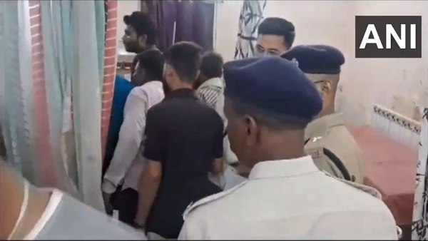 নবমী নিশিতে মর্মান্তিক পরিণতি বিহারে, ভিড়ের চাপে মণ্ডপের ভিতরেই পদপিষ্ট হয়ে মৃত ৩ নবমী নিশিতে মর্মান্তিক পরিণতি বিহারে, ভিড়ের চাপে মণ্ডপের ভিতরেই পদপিষ্ট হয়ে মৃত ৩