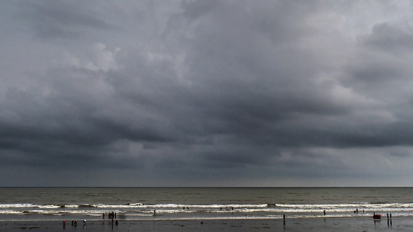 দিঘায় ফুঁসছে সমুদ্র, হামুনের প্রভাবে বইছে হাওয়া, কালো মেঘ আকাশে দিঘায় ফুঁসছে সমুদ্র, হামুনের প্রভাবে বইছে হাওয়া, কালো মেঘ আকাশে