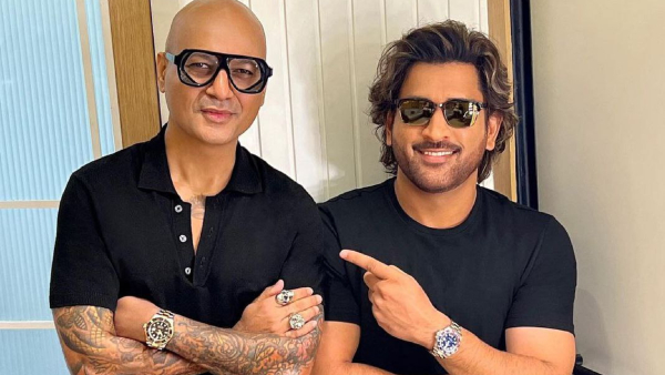 Dhonis New Look: মহেন্দ্র সিং ধোনির নতুন লুক মুহূর্তে ভাইরাল Dhonis New Look: মহেন্দ্র সিং ধোনির নতুন লুক মুহূর্তে ভাইরাল