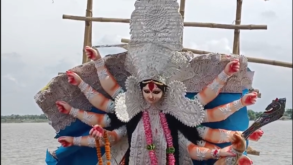 ২৬ বেয়ারার কাঁধে চেপে, পান্তাভাত ও কচু শাক খেয়ে বিদায় নিলেন উমা