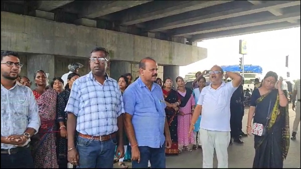 ফের রাজ্যপালকে কালো পতাকা, বিক্ষোভে রাস্তায় বসলেন মেয়েরা