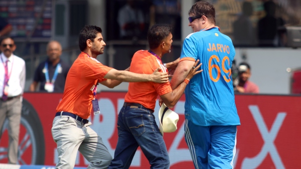 ICC CWC 2023: ভারত-অস্ট্রেলিয়া ম্যাচেও ভরল না চিপক, মাঠে জার্ভো! ICC CWC 2023: ভারত-অস্ট্রেলিয়া ম্যাচেও ভরল না চিপক, মাঠে জার্ভো!
