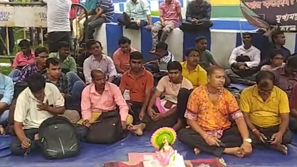 মা লক্ষ্মী চাকরি প্রার্থীদের মঞ্চে, চুরি হওয়া চাকরি ফেরতের দাবি