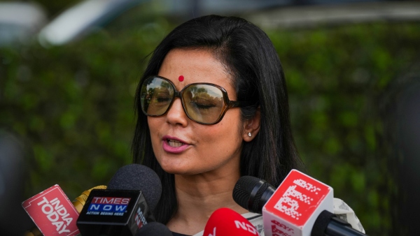 মহুয়া মৈত্র