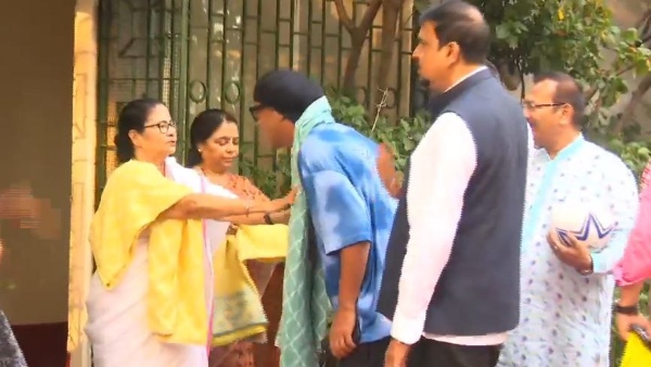 Ronaldinho: মমতার সঙ্গে সাক্ষাৎ রোনাল্ডিনহোর, উপহার দিলেন ব্রাজিলের জার্সি Ronaldinho: মমতার সঙ্গে সাক্ষাৎ রোনাল্ডিনহোর, উপহার দিলেন ব্রাজিলের জার্সি