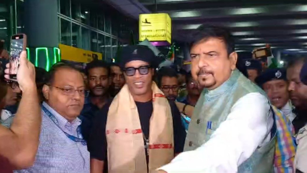 Ronaldinho: রোনাল্ডিনহো কলকাতায়! কাল মুখ্যমন্ত্রীকে দেবেন জার্সি Ronaldinho: রোনাল্ডিনহো কলকাতায়! কাল মুখ্যমন্ত্রীকে দেবেন জার্সি
