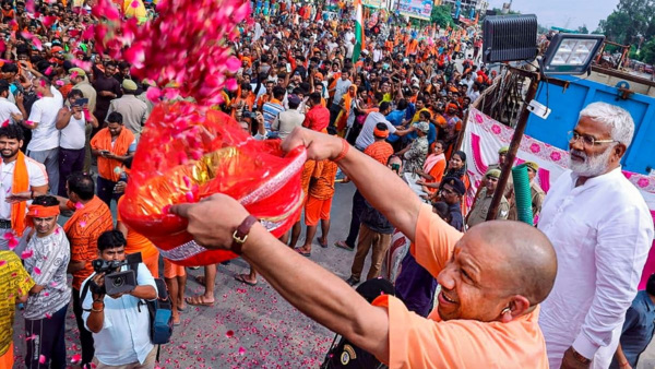 বিতর্কের মধ্যেই বললেন যোগী বিতর্কের মধ্যেই বললেন যোগী