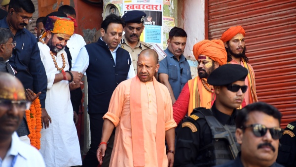 Yogi Adityanath: যোগীর লক্ষ্য মহিলাদের স্বনির্ভর করা, ৫১টি বাসের উদ্বোধন