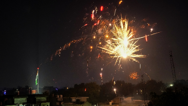 দূ্ষণ নিয়ে দুশ্চিন্তা, বাজি পোড়ানোর ক্ষেত্রে কী নিয়ম ও সময় নির্ধারিত রাজ্যগুলিতে? দেখে নিন দূ্ষণ নিয়ে দুশ্চিন্তা, বাজি পোড়ানোর ক্ষেত্রে কী নিয়ম ও সময় নির্ধারিত রাজ্যগুলিতে? দেখে নিন