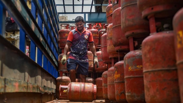 LPG Price: এক ধাক্কায় অনেকটাই কমল রান্নার গ্যাসের দাম কমল