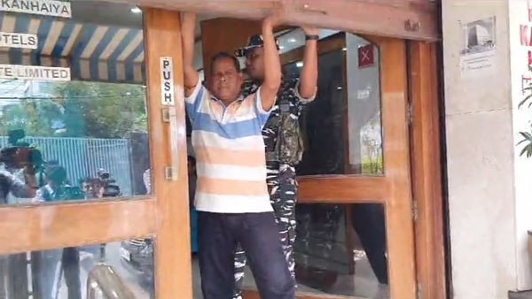 আটাকল থেকে পাঁচতলা বিলাসবহুল হোটেলের মালিক! কলকাতার ওই হোটেলেও তল্লাশি ইডির আটাকল থেকে পাঁচতলা বিলাসবহুল হোটেলের মালিক! কলকাতার ওই হোটেলেও তল্লাশি ইডির