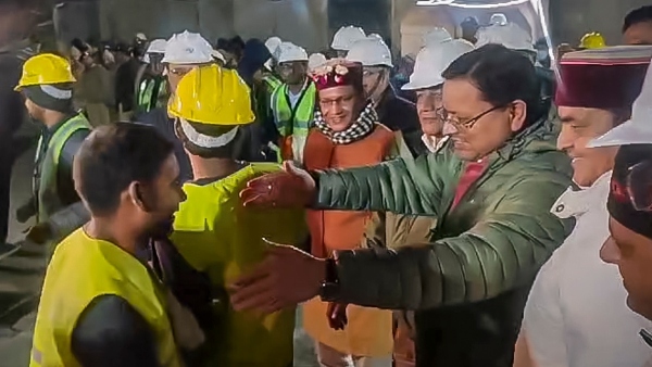 Uttarkashi Tunnel Rescue: অভিশপ্ত সুড়ঙ্গ থেকে বেরিয়েই বাড়িতে ফোন, মায়ের সঙ্গে কথা বললেন সৌভিক